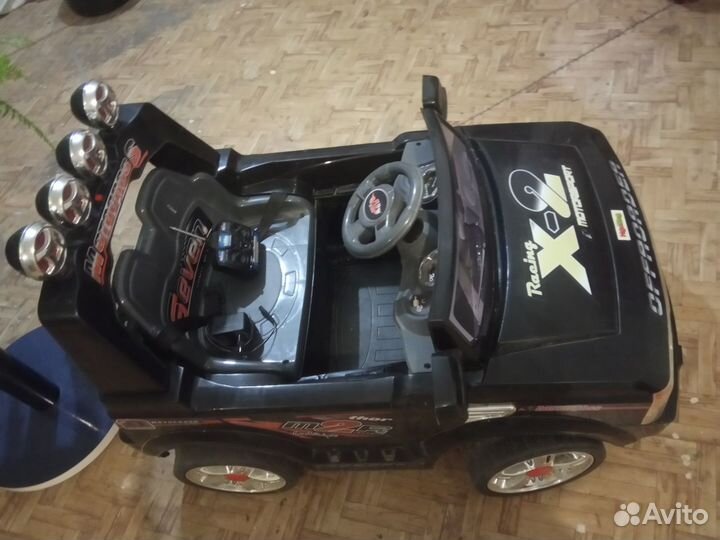 Детский электромобиль б/у с пультом управления