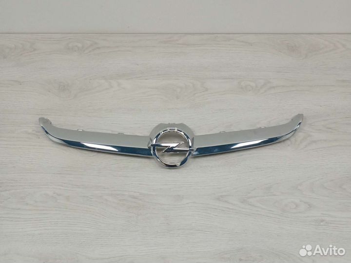 Молдинг решетки радиатора Opel Astra J 2012-2015 г