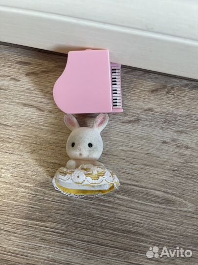 Sylvanian Families шоколадный заяц с пианино