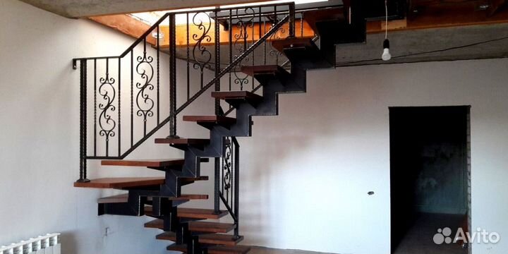 Лестница на металлокаркасе закрытого типа