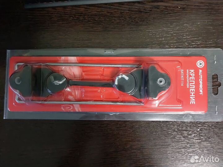 Крепление аккумулятора