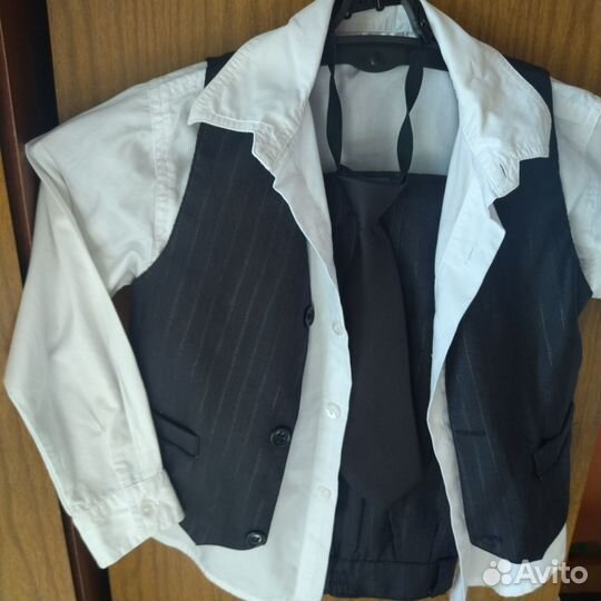 Костюм(бела рубашка, жилетка, брюки, галстук)