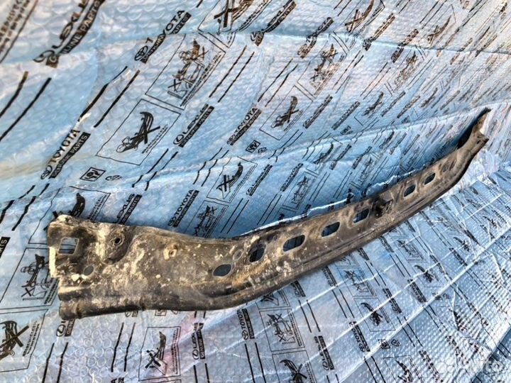 Кронштейн бампера передний Lexus Lx 570 2007-2011