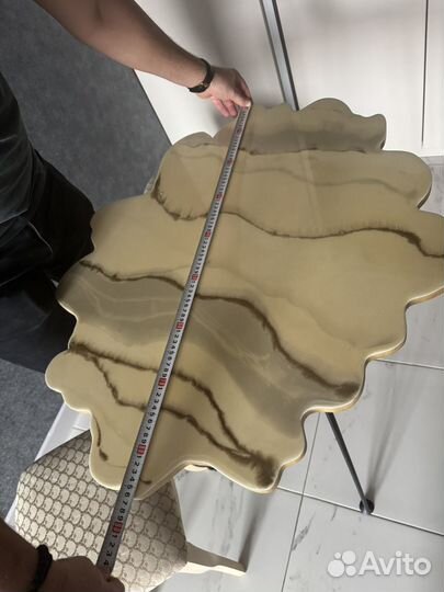 Красивый кухонный стол