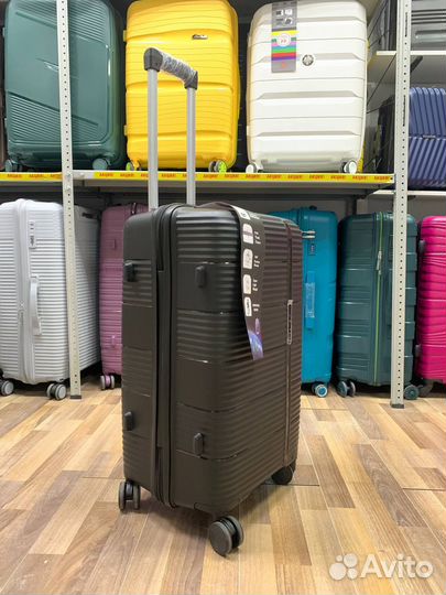 У чемодан из полипропилена на колесах M+