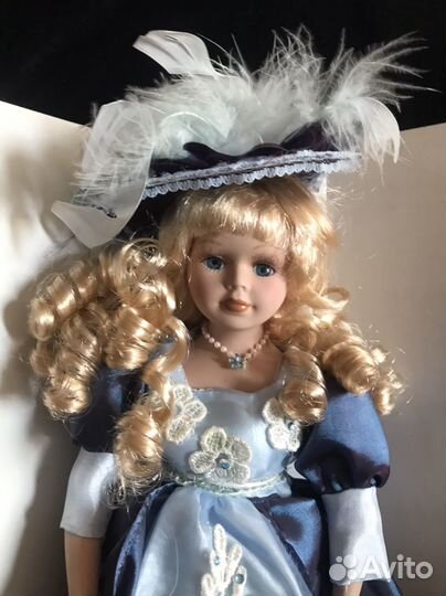 Кукла фарфоровая новая в упаковке