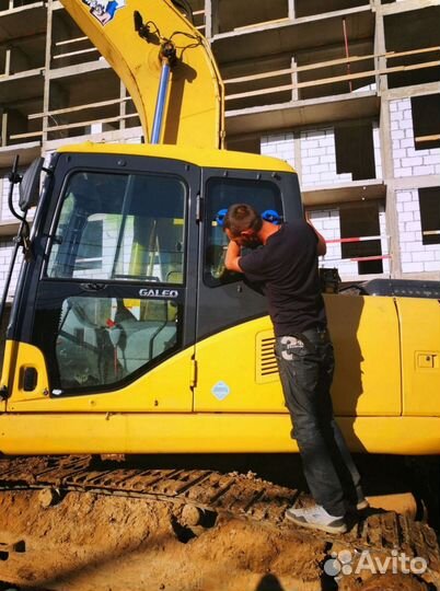 Bobcat T650H Стекло лобовое/дверное