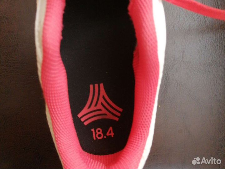 Футбольные бутсы adidas