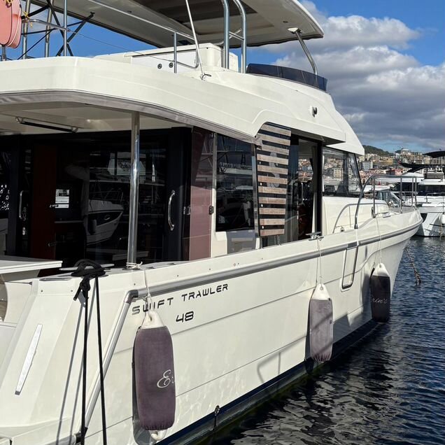 Моторная яхта Beneteau Swift Trawler 48