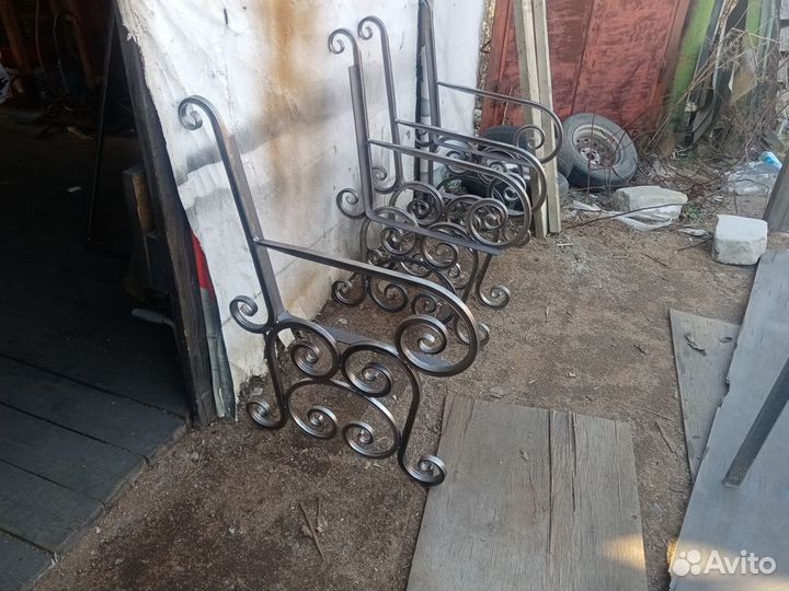 Кованная боковина для садовых скамеек лавочек