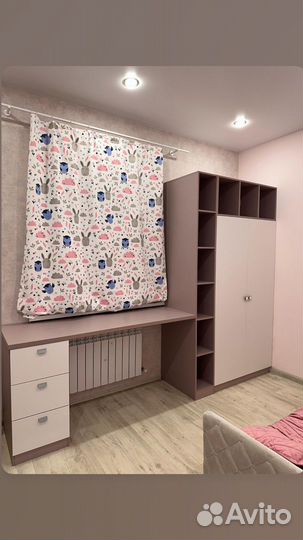 Рабочая зона у окна на заказ, шкафы, столы, тумбы