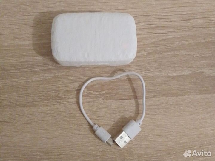 Наушники но есть дефект но он не влияет на работу