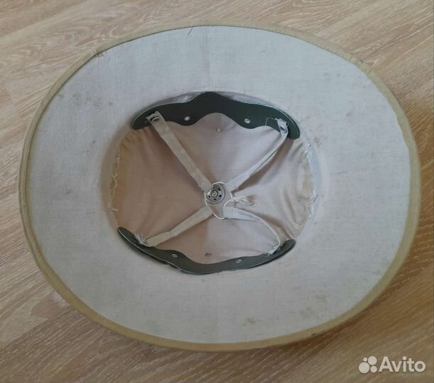 Каска-шляпка туриста