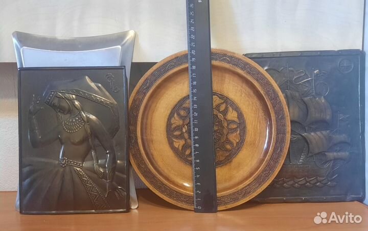 Две чеканки и тарелка дерево.Одним лотом