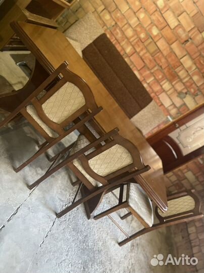 Стол и стулья