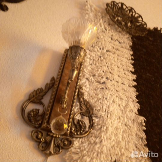 Бра в рабочем состоянии, с коричневой вставкой