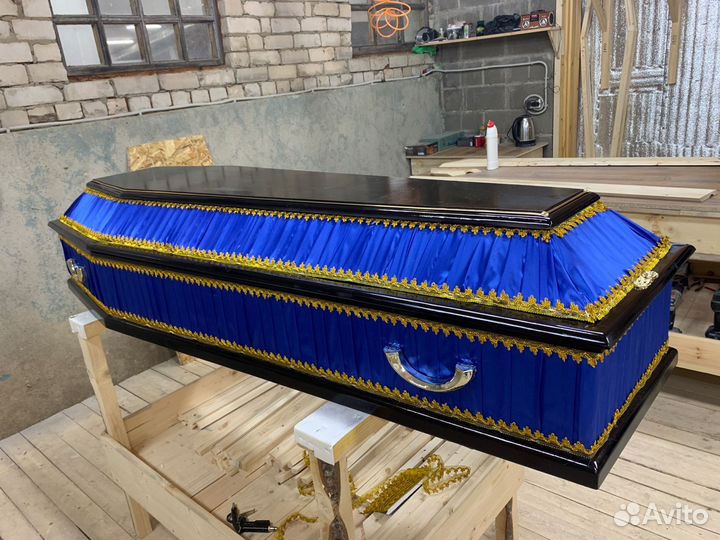 Гробы лакированные