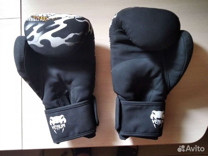 Боксерские перчатки Venum