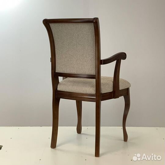 Кресло с подлокотниками 