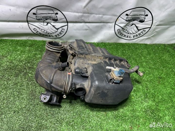 Корпус воздушного фильтра передний Toyota Ist