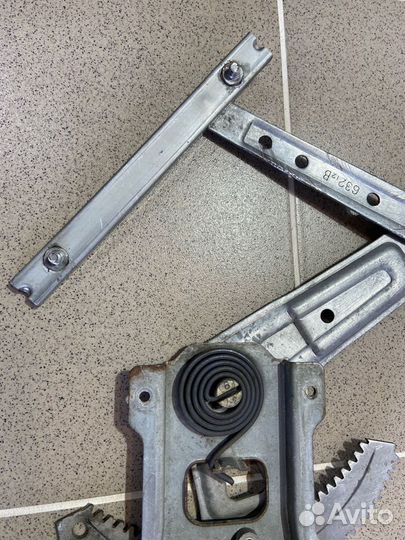 Стеклоподъемник передний левый Isuzu Bighorn 1994