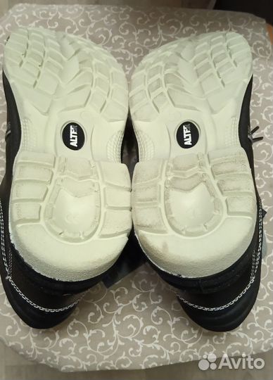 Ботинки для работы с металическими вставками