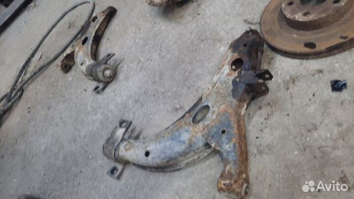 Рычаг подвески передний правый Subaru Impreza GC1