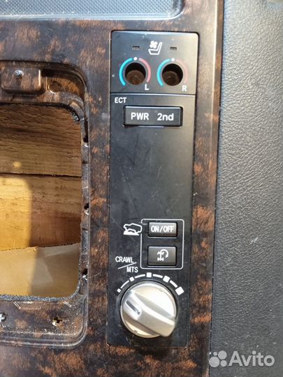 Консоль центральная Toyota Land Cruiser 200 4.5л 1