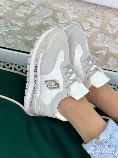 Женские кроссовки