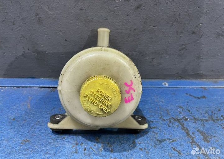 Бачок гура Ford Escape ZD