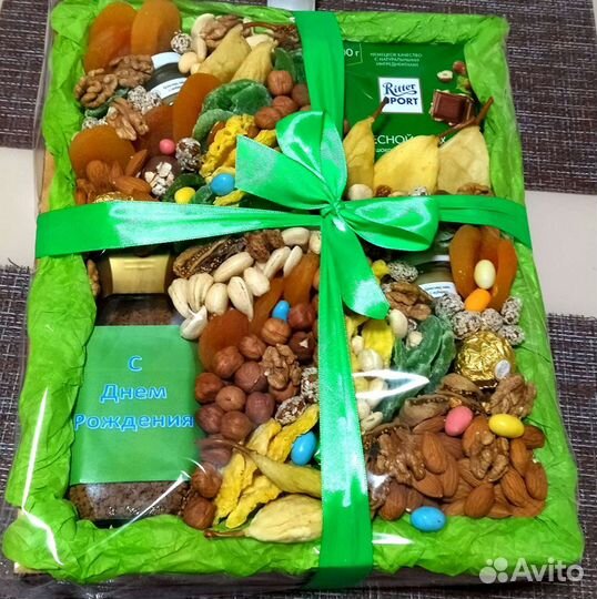 Бокс с цветами, сухофруктами и шоколадом