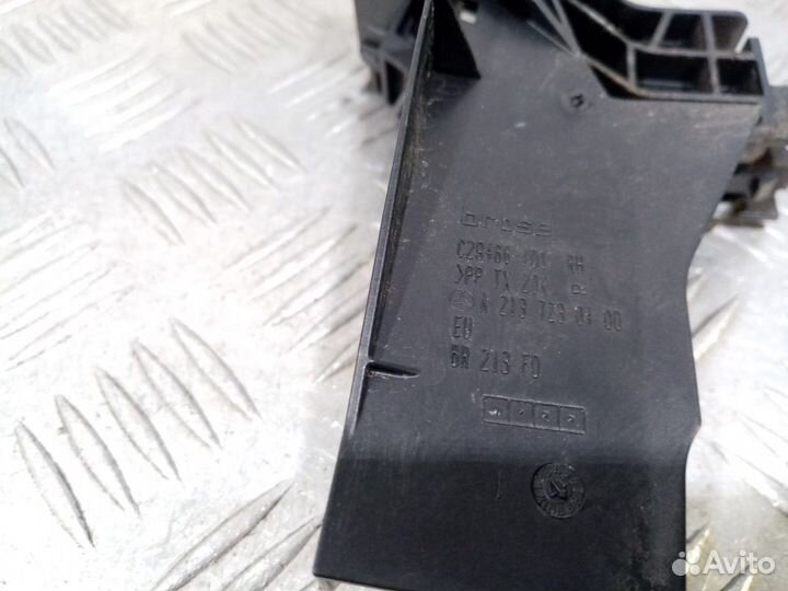 Б/У Кронштейн замка двери передней правой W#001