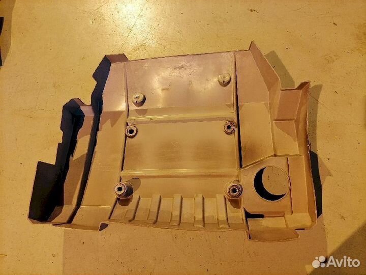 Декоративная крышка двс Mitsubishi Chariot Grandis