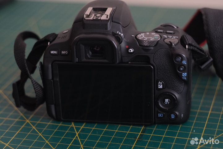 Зеркальный фотоаппарат canon 200d