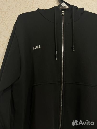 Спортивная одежда бренда 