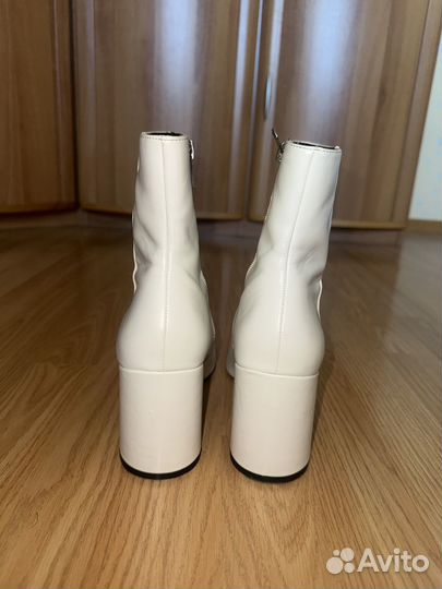 Белые ботинки