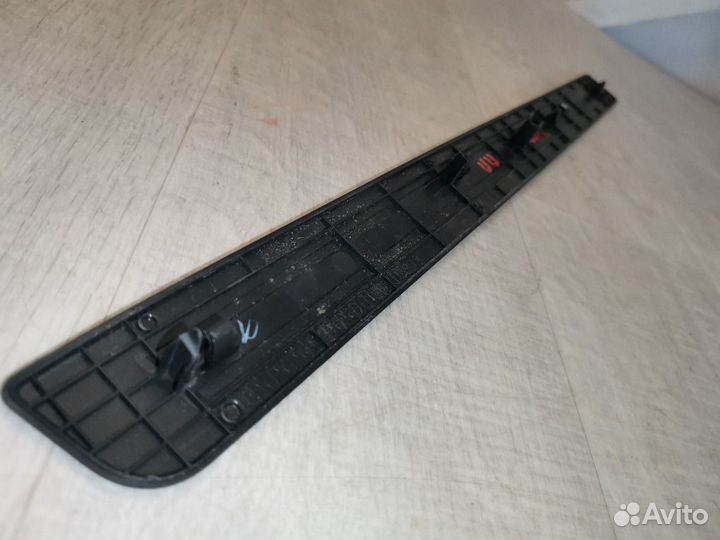 Накладка порога (внутренняя) передняя правая Mazda