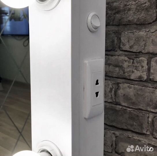 Гримерное зеркало с подсветкой