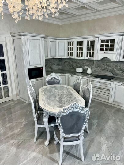 Кухонный стол и стулья