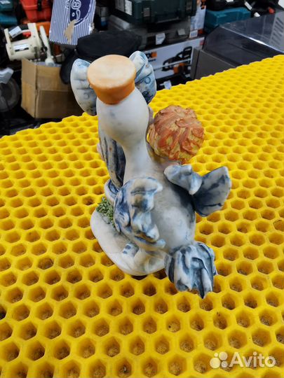 Статуэтка фарфор Аист несет младенца