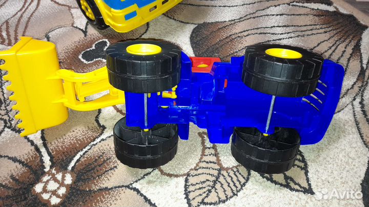 Трактор игрушка