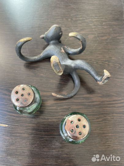 Обезьянка с кокосами солонка-перечница