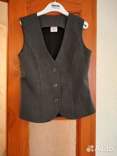 Школьный жилет и шорты