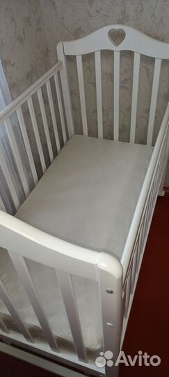 Детская кроватка с маятником