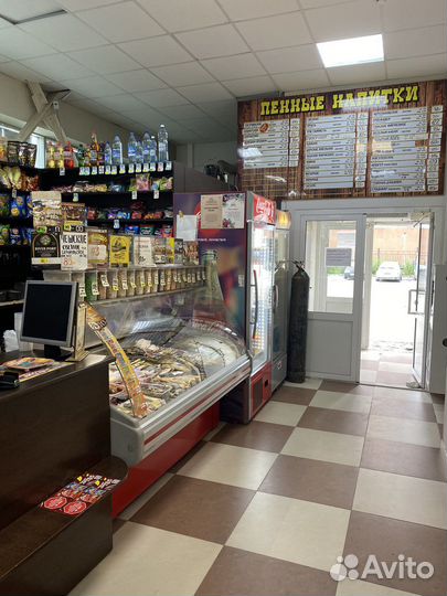 Продавец в пиной магазин