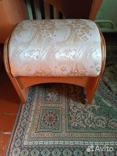 Туалетный столик с зеркалом и пуфом