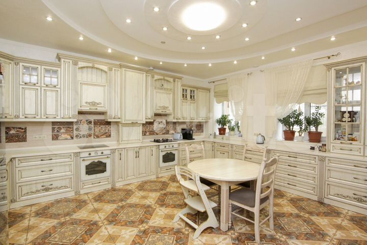 Дом 1084 м² на участке 25 сот.