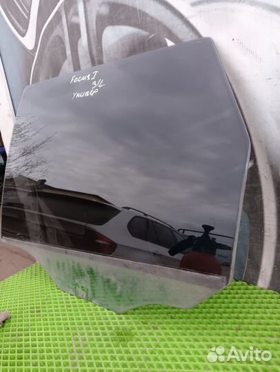 Заднее стекло боковое левое универсал Ford focus 1