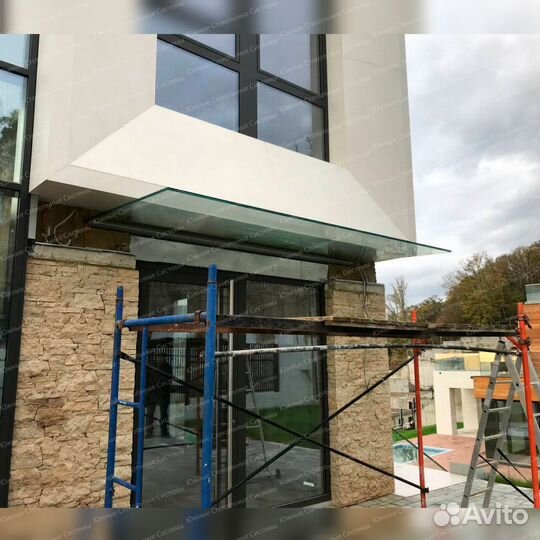 Стеклянный козырек над крыльцом