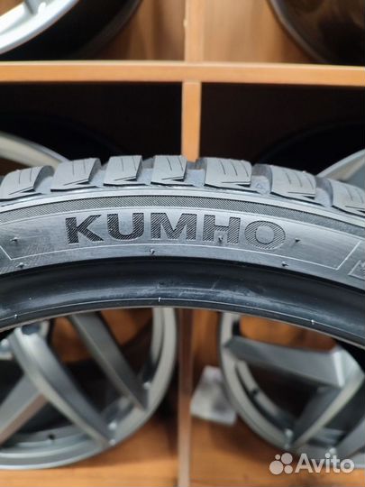 Kumho WinterCraft WP72 245/35 R20 и 275/30 R20 97W